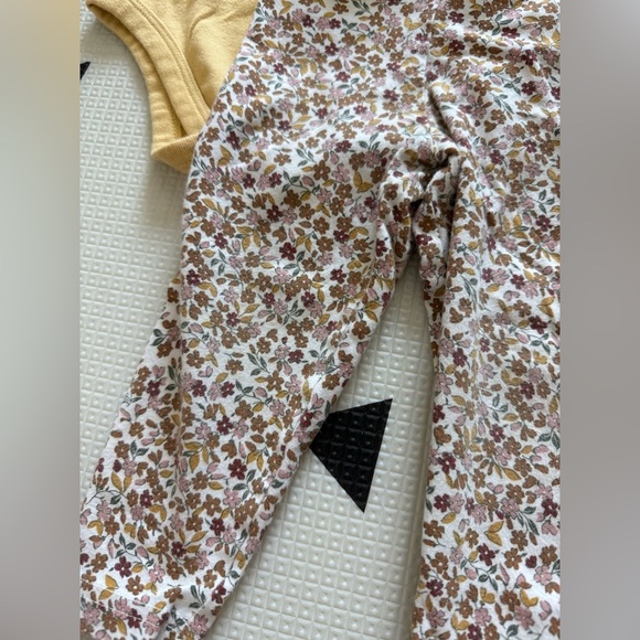 Easy Peasy|Baby girl mustard Yellow Long Sleeve Onesie and ditsy Floral leggings - Picture 3 of 6